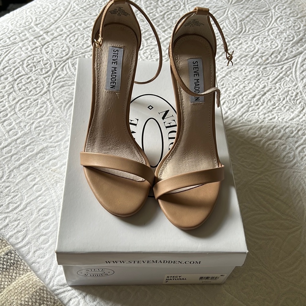 Steve Madden nude heels size 7